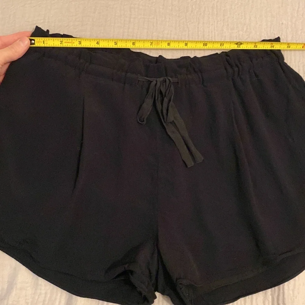 WILFRED ARITZIA BLACK DRAWSTRING SHORTS WITH POCKETS. Size M